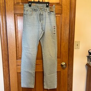 NWT Levi’s 501 original. 28 x 32. Light wash.